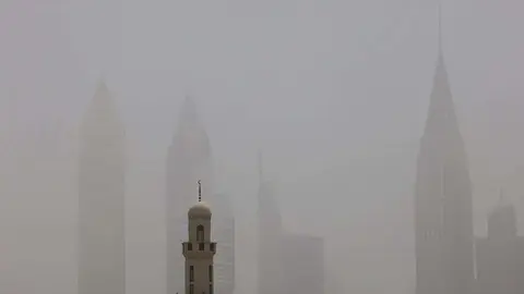 La tormenta de arena dejó al Burj Khalifa invisible en Dubai. (Twitter)