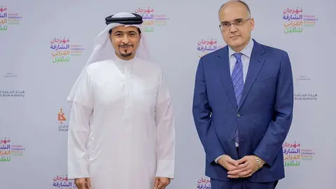 Ahmed bin Rakkad Al Ameri -izquierda-, junto Francisco Chacón en Sharjah. (WAM)