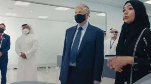 Bill Gates en el centro de vacunas de Abu Dhabi. (Twitter)