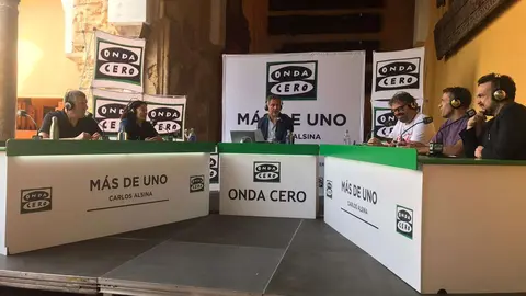 El equipo de Onda Cero en el Patio de los Naranjos de la Mezquita de Córdoba.