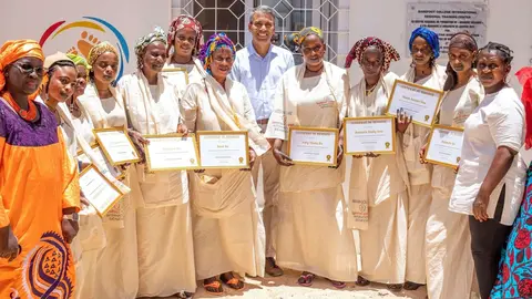 Primera promoción de mamás solares graduadas en Senegal (WAM)