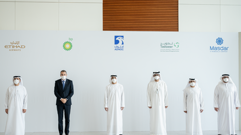 Representantes de ADNOC, bp y Masdar tras la firma del acuerdo. (WAM)