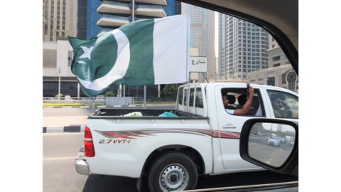 Un vehículo en Dubai Marina con la bandera de Pakistán. (EL CORREO)