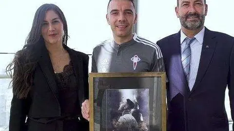 Iago Aspas (centro) con su premio en Dubai. (Twitter)