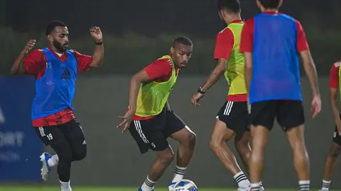La selección de fútbol de Emiratos
durante el entrenamiento de este martes. (Twitter)