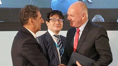 Francesco La Camera saluda al uruguayo Walter Verri en el transcurso del XXIII Consejo de IRENA, desarrollado en Abu Dhabi. (Cedida)