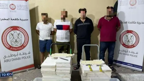 La Policía de Abu Dhabi difundió esta imagen de los traficantes.