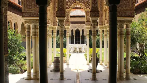 Templete en el Patio de los Leones de la Alhambra de Oriente en Riad.