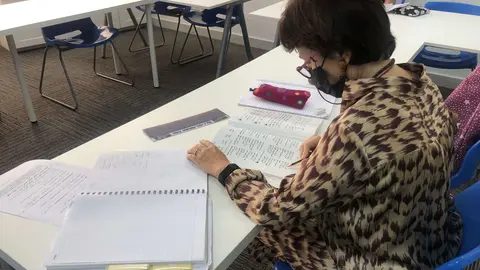 Una alumna en uno de los cursos de árabe de UCAM Dubai.