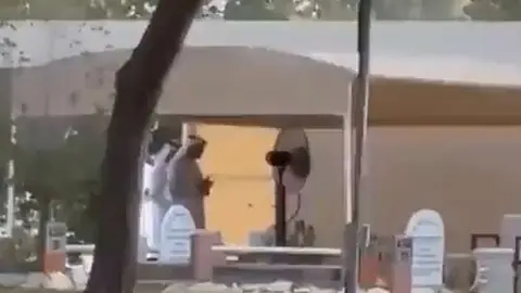 Un fotograma del vídeo publicado por Gulf Today que muestra a Sheikh Mohamed Bin Zayed rezando en el cementerio.