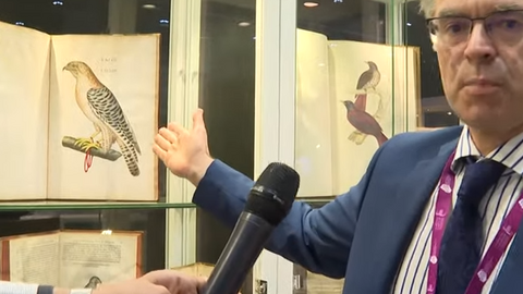 Christoph Auvermann muestra un libro valorado en 11 millones de dirhams. (WAM)
