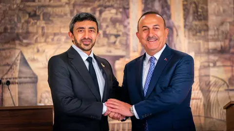 Abdullah bin Zayed Al Nahyan y Mevlüt Çavuşoğlu, en Turquía. (WAM)