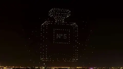 Chanel nº 5 en el cielo de Dubai. (Twitter)