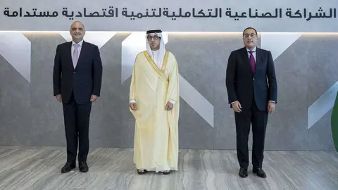 Los ministros jordano y egipcio con un representante emiratí. (WAM)