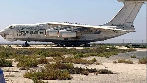 El avión aparcado en el emirato de Umm al Quwain. (EL CORREO)