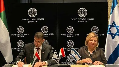 Un momento de la firma de un acuerdo de libre comercio entre Israel y Emiratos. (Twitter)