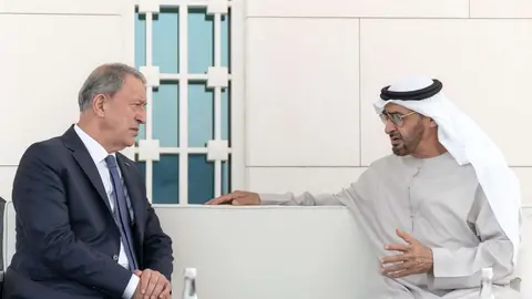 El presidente de EAU y el ministro de Defensa turco en el palacio Al Shati de Abu Dhabi.
(Rashed Al Mansoori / Ministry of Presidential Affairs)
---