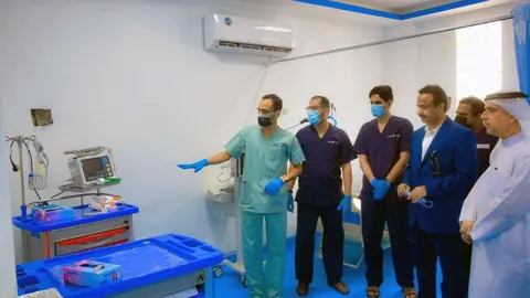 Profesionales sanitarios en Yemen durante la inauguración del hospital. (WAM)