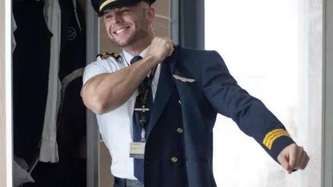 El piloto de Etihad, Maurits Robert van Gelder, en su casa de Abu Dabi. (The National)