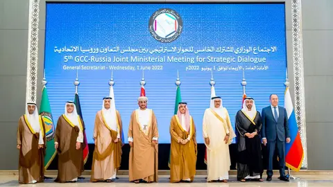 Los ministros de Exteriores del Consejo de Cooperación del Golfo y el ministro ruso. (WAM)