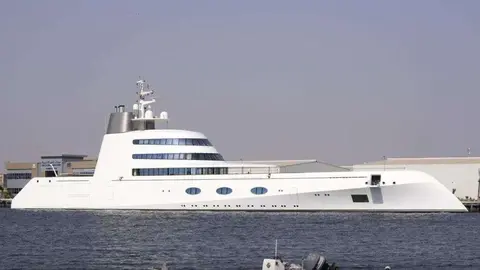 El yate Motor Yacht A, de 118 metros, propiedad del ruso Andrey Melnichenko, anclado en un puerto de Ras al-Khaimah el 31 de mayo de 2022. (AP)