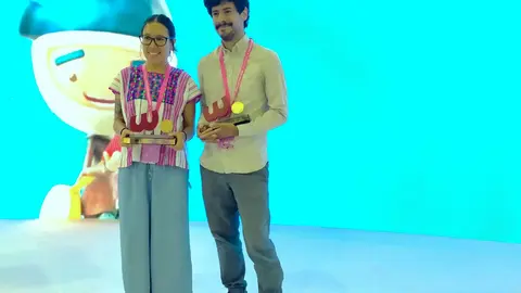 Amanda Mijangos Quiles y Armando Fonseca, tras ser galardonados en Sharjah.