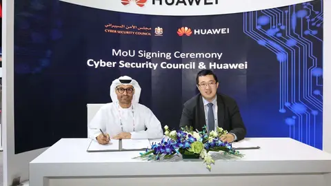 Mohammad Hamad Al Kuwaiti, jefe de Seguridad Cibernética del Gobierno de EAU durante la firma de un memorando. (WAM)