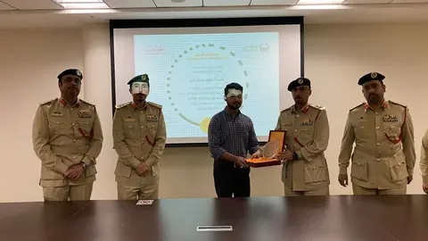 La Policía de Dubai difundió una imagen de la entrega de un reconocimiento al expatriado honrado.