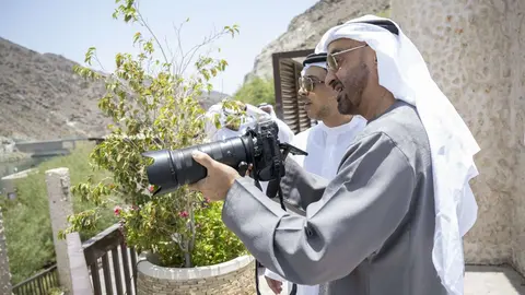 El presidente de EAU fotografía un pantano en Sharjah. (WAM)