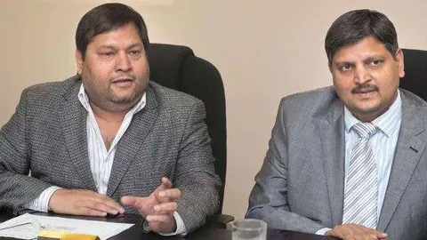 Ajay Gupta, a la izquierda y Atul Gupta en Johannesburgo, Sudáfrica en 2011. La policía de Dubái no hizo ninguna referencia al estado de Ajay y se desconoce su paradero. (Fuente externa)
