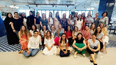 Foto de familia de las integrantes de Españolas en Abu Dhabi en Yas Acres Golf & Country Club en junio de 2022. (EL CORREO)