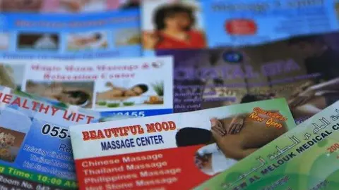 A modo ilustrativo tarjetas de masajes difundidas en EAU. (Fuente externa)