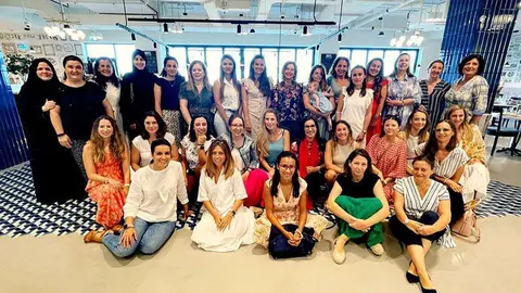 Foto de familia de las integrantes de Españolas en Abu Dhabi que han asistido al desayuno de final de temporada en Yas Acres Golf & Country Club. (EL CORREO)