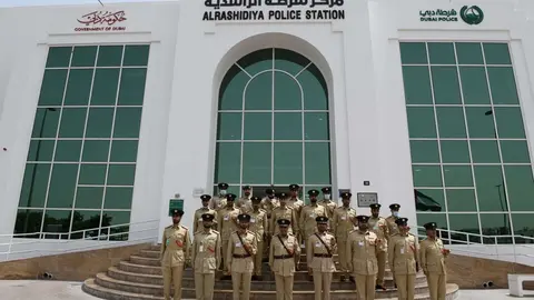 Funcionarios de la comisaría policía Al Rashidiya en Dubai. (Twitter)