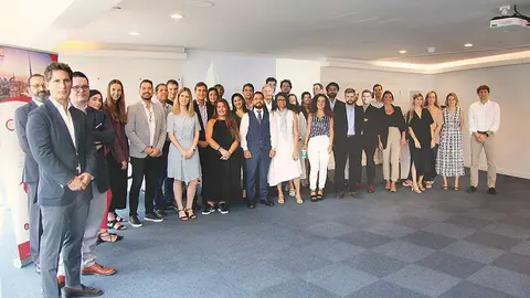 Foto de familia de los asistentes al desayuno del SBC en el hotel Media One de Dubai. (EL CORREO)