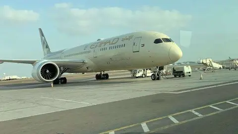 Un avión de Etihad en el aeropuerto de Abu Dhabi. (EL CORREO)