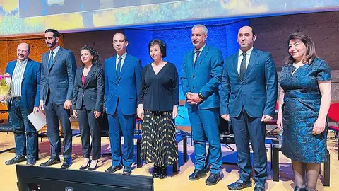 La actriz Helen Al Janab -tercera por la izquierda- en el acto de entrega de galardones en París del Premio Sharjah Unesco. (WAM)