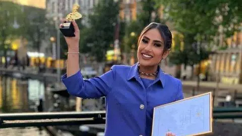 La actriz emiratí Amal Mohamed muestra su premio Septimius a la mejor actriz asiática en Ámsterdam. (Fuente externa)