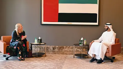 El ministro de Estado emiratí y la representante europea. (WAM)