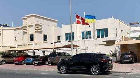 Bandera de Ucrania en el consulado danés en Dubai. (EL CORREO)