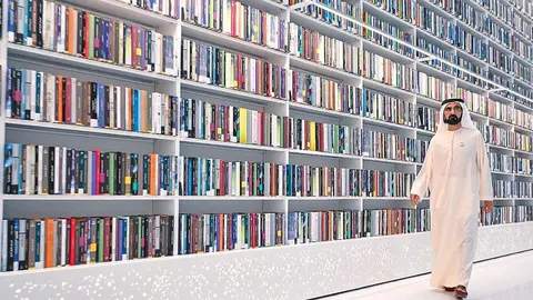 El gobernante de Dubai recorre la nueva biblioteca. (Twitter)