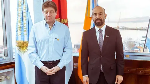 El embajador de EAU en Argentina (derecha) junto al gobernador de Tierra de Fuego. (Twitter)
