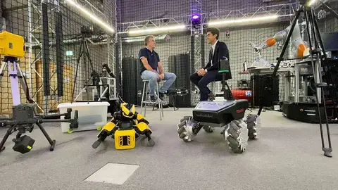 El doctor García de Soto -izquierda- responde a las preguntas de Juan Sáez en su laboratorio de la Universidad de Nueva York en Abu Dhabi. (Cedida)