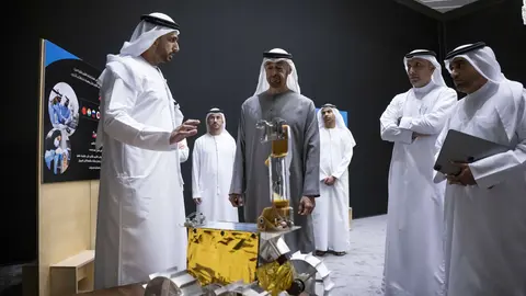 El presidente de EAU con el equipo de la Misión Lunar. (WAM)