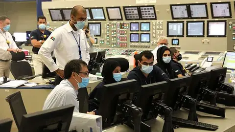 Ingenieros trabajan en el interior de la central nuclear de Barakah. (Fuente externa)
