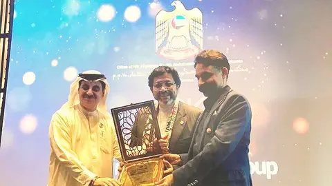 El experimentado diplomático venezolano Robert Noriega -en el centro-, en el momento de recibir la distinción en el hotel Armani del Burj Khalifa en Dubai. (Cedida)