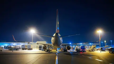 A modo ilustrativo un avión en pista en el aeropuerto Abu Dhabi. (WAM)