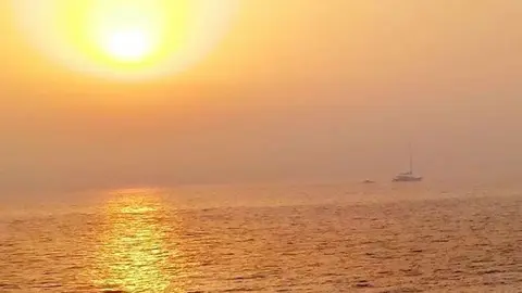 Atardecer en el Golfo Arábigo. (EL CORREO)