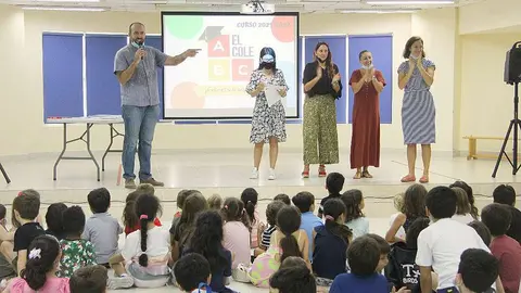 Ioannis Ramos y las profesoras de El Cole se dirigen a los alumnos en el acto de entrega de diplomas del curso 2021-2022. (EL CORREO)