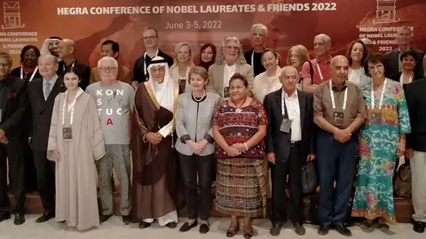 Rigoberta Menchú junto a otros participantes en la conferencia en Arabia Saudita. (Richard Ramos)